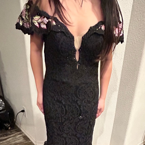 Ellie Wilde Black Floral Off-Shoulder Dress - Picture 4 of 4